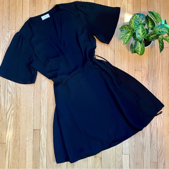 Socialite Surplice Flutter Short Sleeve V-Neck Tulip Hem Black Wrap Dress Size S - Picture 2 of 9